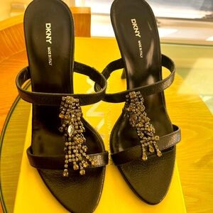 Gorgeous Donna Karan DKNY Italian Leather Mules 8.5M. New in box. Heels 4"